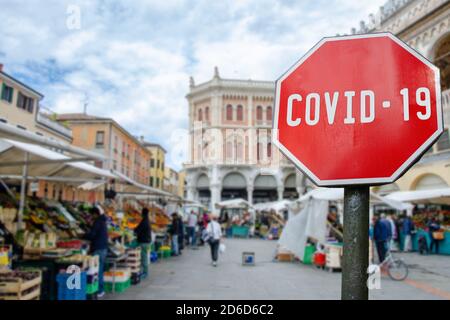 COVID-19 segno con il mercato alimentare, bazar in Italia sfocare sfondo. Misure preventive per la lotta contro il virus della corona, l'epidemia di coronavirus. Quarantena a. Foto Stock