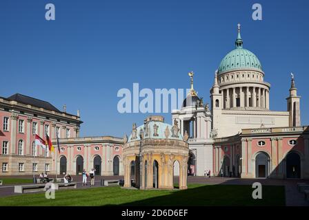 22.09.2020, Potsdam, Brandeburgo, Germania - Vista dal cortile interno del parlamento di Brandeburgo al Fortunaportal e il Nikolaikirche. Foto Stock