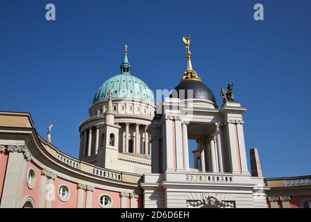 22.09.2020, Potsdam, Brandeburgo, Germania - Vista dal cortile interno del parlamento statale di Brandeburgo al Fortunaportal e la cupola del Foto Stock