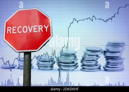 Stop segno di ripresa su sfondo economico con grafico e monete. Ripresa dalla crisi economica. Foto Stock