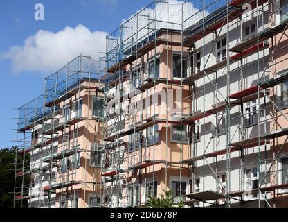 16.05.2020, Berlino, , Germania - ristrutturazione della facciata di un edificio residenziale. 00S200516D398CAROEX.JPG [VERSIONE DEL MODELLO: NON APPLICABILE, PROPRIETÀ R Foto Stock
