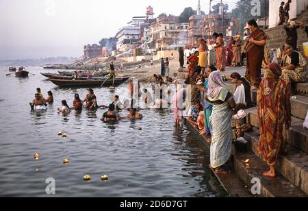 27.04.2010, Varanasi, Uttar Pradesh, India - pellegrini fedeli fanno il bagno e pregano ad un ghat sulla riva del santo Gange. Varanasi (Benares) è uno dei due Foto Stock