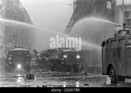 14.11.1990, Berlino, Berlino, Germania - 13 case squadrate a Mainzer Strasse sono evacuate dalla polizia la mattina del 14 novembre. Peop autonomo Foto Stock