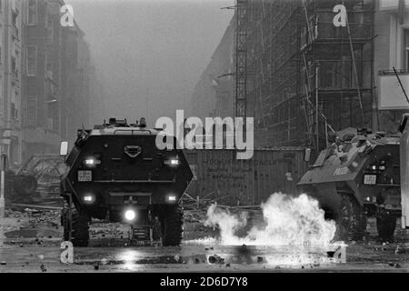 14.11.1990, Berlino, Berlino, Germania - la mattina del 14 novembre, 13 squaters a Mainzer Strasse vengono evacuati dalla polizia. Persone autonome e la piazza Foto Stock