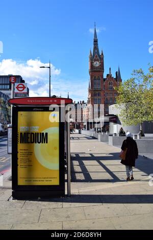 Cartello Local Covid Alert Level Medium su una fermata dell'autobus a Kings Cross, Londra. Il governo britannico ha introdotto un nuovo sistema a tre livelli con restrizioni in aumento a seconda dei livelli in ciascuna area. Foto Stock