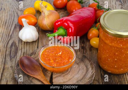 Salsa, un antipasto di verdure di stagione in vetro. Studio foto Foto Stock