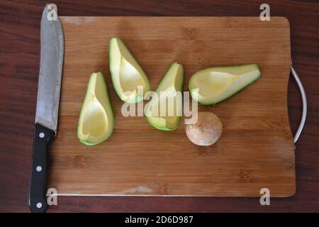 Pezzi di avocado su un tagliere Foto Stock