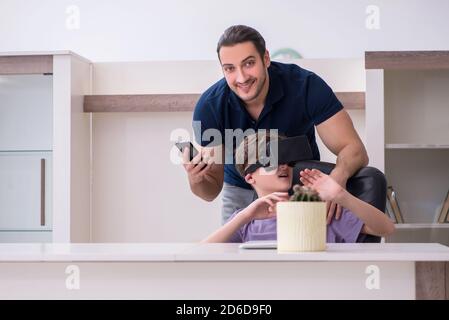 Ragazzo che indossa occhiali virtuali a casa Foto Stock