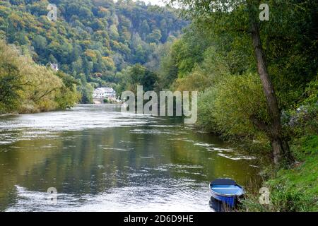 Il fiume Wye a symonds Yat guardando verso il Saracens Head Pub. Foto Stock