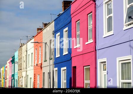 St Marks Street a gloucester, case dipinte individualmente come parte del progetto di Rainbow Street. stile edoardiano Foto Stock