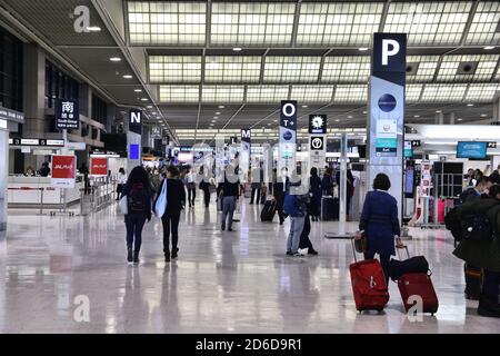 TOKYO, Giappone - 5 dicembre 2016: Visita i passeggeri dall'Aeroporto Narita di Tokyo, Giappone. Aeroporto Internazionale di Narita è il secondo aeroporto più trafficato del Giappone (af Foto Stock