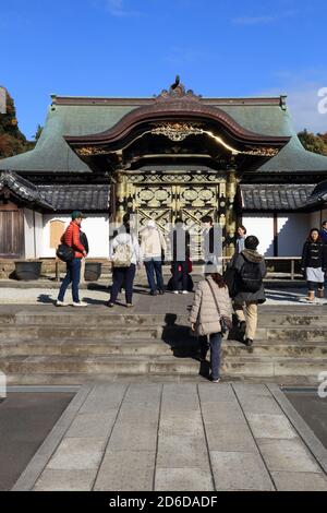 KAMAKURA, GIAPPONE - 3 DICEMBRE 2016: I turisti visitano la porta di Karamon del Tempio di Kenchoji a Kamakura, Giappone. E' un tempio buddista zen. Foto Stock
