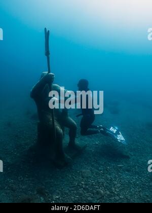 10 settembre 2020. Anapa, Russia. Subacqueo professionale gratuito in muta con pinna mono subacquea in mare. Freewiving nel Mar Nero Foto Stock