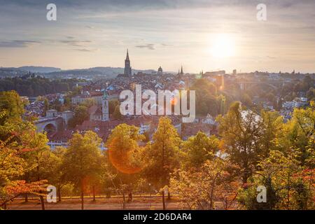 Città di Berna. Immagine del paesaggio urbano della capitale Berna, Svizzera, durante il bellissimo tramonto autunnale. Foto Stock