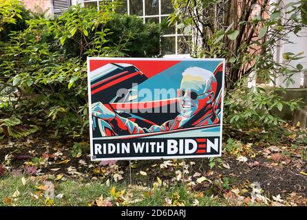 'Ridin with Biden', politico Yard Firma sulle prossime elezioni presidenziali negli Stati Uniti in un giardino di fronte a Evanston, un sobborgo di Chicago Foto Stock
