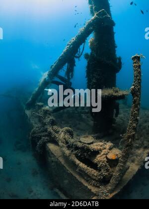 10 settembre 2020. Anapa, Russia. Subacqueo gratuito professionista in muta e relitto mare sottomarino. Foto Stock