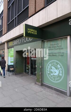 Londra, Regno Unito - 7 LUGLIO 2016: People Walk by Marks & Spencer Simply Food, negozio di alimentari a Londra. Simply Food è un formato speciale per il minimarket di ma Foto Stock