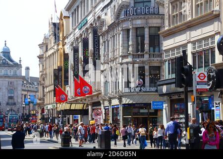 LONDON, Regno Unito - 7 Luglio 2016: la gente visita Coventry Street a Londra, Regno Unito. Londra è la città più popolosa del Regno Unito con 13 milioni di persone che vivono nella sua Foto Stock