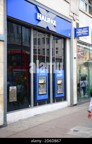 LONDRA, UK - 6 LUGLIO 2016: Cash Machines della Halifax Bank a Londra. Halifax fa parte di Lloyds Banking Group, una delle maggiori società bancarie dell'UE Foto Stock