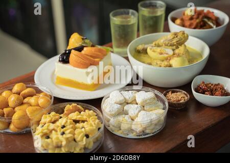 Un'ampia varietà di piatti speciali per celebrare l'Eid, torte, biscotti con ripieno di ananas, sciroppo di bevande, e pollo Opor Foto Stock