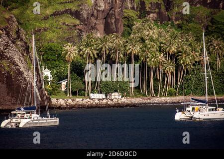 Casa sulla spiaggia, catamarani ancorati, Baia delle Vergini, Hanaveve, Fatu Hiva Foto Stock