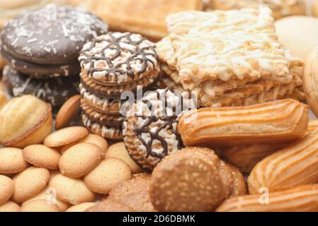 Primo piano di vari tipi di pasticceria appena sfornata Foto Stock