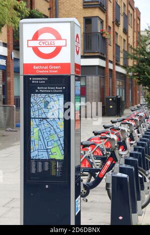 LONDRA, Regno Unito - 9 LUGLIO 2016: Stazione di noleggio biciclette Santander Cycles a Shoreditch, Londra, Regno Unito. La rete pubblica di noleggio biciclette ha 839 stazioni e 13,600 b Foto Stock