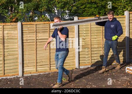 Lavori di sdoganamento e ristrutturazione del giardino a Bournemouth, Dorset UK nel mese di ottobre - costruzione di nuove recinzioni di recinzione, posto di recinzione Foto Stock