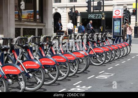 Londra, Regno Unito - 7 LUGLIO 2016: Stazione di noleggio biciclette Santander Cycles a West End, Londra, Regno Unito. La rete pubblica di noleggio biciclette dispone di 839 stazioni e 13.600 bic Foto Stock