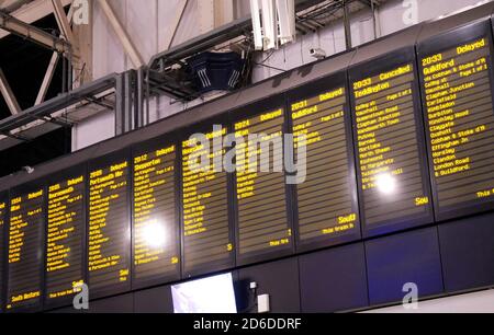 Vista generale dei treni in ritardo alla stazione di Waterloo il giorno dopo che il primo ministro Boris Johnson ha ordinato pub, ristoranti, centri di svago e palestre acro Foto Stock