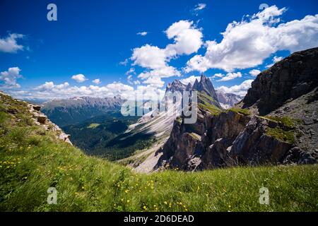 Pascoli di montagna che circondano le scogliere ripide e ruvide e le cime della formazione di montagna Seceda, Secèda, parte del Parco Naturale Puez-Geisler, Parc Foto Stock