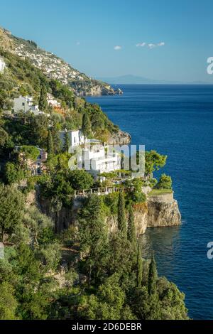 Ville lungo la Costiera Amalfitana a Positano, Campania, Italia Foto Stock