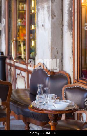 Posti a sedere all'aperto al caffe Florian (b. 1720), la più antica caffetteria del mondo, Piazza San Marco, Venezia, Veneto, Italia Foto Stock