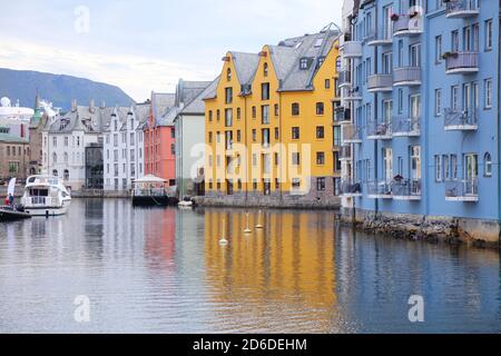 Città di Alesund, Norvegia. Architettura art nouveau del centro di Alesund. Foto Stock