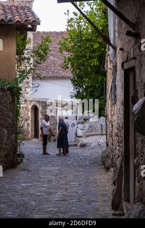 Kakopetria, Cipro - 22 luglio 2020: Le persone passeggiano nelle pittoresche stradine della vecchia Kakopetria nei monti Troodos a Cipro con un gir Foto Stock