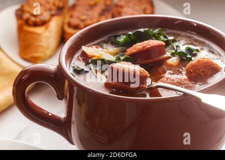 Zuppa tradizionale portoghese di cal verde con petscos Foto Stock