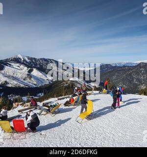 Gruppo di sciatori che si prende una pausa e prendere il sole sul pendio di Chopok, Slovacchia. Foto Stock