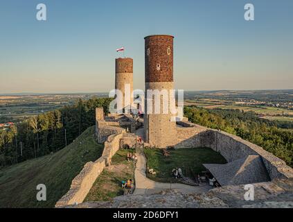 La rovina del castello a Checiny al tramonto. Foto Stock