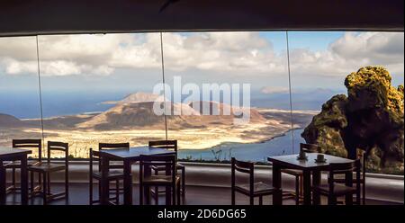 Vista dell'isola di Graciosa attraverso una finestra su Lanzarote Foto Stock