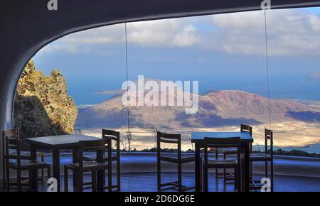 Vista dell'isola di Graciosa attraverso una finestra su Lanzarote Foto Stock