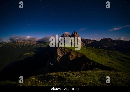 Pascoli di montagna che circondano le scogliere ripide e ruvide e le cime della formazione di montagna Seceda, Secèda, parte del Parco Naturale Puez-Geisler, Parc Foto Stock