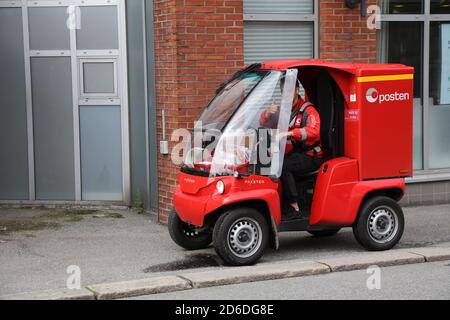 HAUGESUND, NORVEGIA - 22 LUGLIO 2020: Mailman lavora il suo percorso su un veicolo elettrico Paxster a emissione zero ad Haugesund. Posten Norge è il norvegese P. Foto Stock