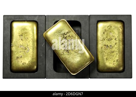 stampi in grafite con barre d'oro isolate su sfondo bianco Foto Stock