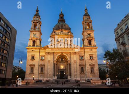 Basilica di Santo Stefano illuminata in piazza Santo Stefano ripresa serale nella parte Pest di Budapest, Ungheria Foto Stock