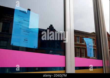 Un avviso su un cinema Broadway chiuso nel centro citta' di Nottingham dato che le societa' si chiudono a causa dell'epidemia di coronavirus. Foto Stock