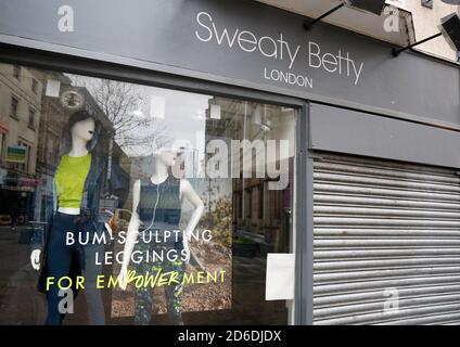 Un avviso chiuso al di fuori di Sweaty Betty nel centro citta' di Nottingham dato che le aziende si chiudono a causa dell'epidemia di coronavirus. Foto Stock