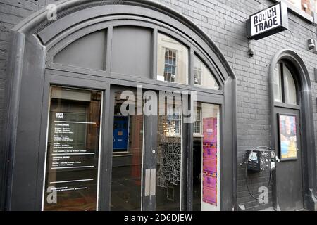 Un negozio Rough Trade chiuso nel centro citta' di Nottingham dato che le aziende si trovano nelle vicinanze a causa dell'epidemia di coronavirus. Foto Stock