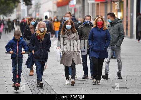 Monaco, Germania. 15 Ott 2020. Maschera obbligatoria nelle zone pedonali e nei luoghi pubblici di Monaco il 15 ottobre 2020. Le persone vanno con maschere facciali, maschere attraverso il centro della città, Kaufinger Strasse. | utilizzo in tutto il mondo credito: dpa/Alamy Live News Foto Stock