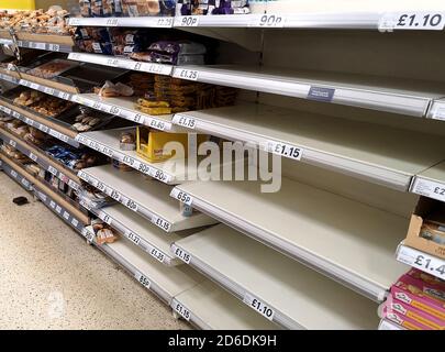 Scaffali di pane vuoti a Tesco nel centro di Nottingham, mentre la gente reagisce all'epidemia di coronavirus. Foto Stock