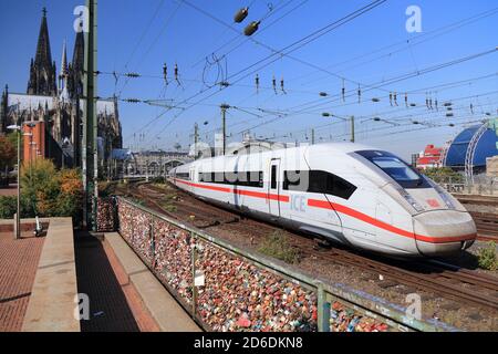 COLONIA, GERMANIA - 22 SETTEMBRE 2020: Treno Intercity della Deutsche Bahn (Ferrovie tedesche) con partenza dalla stazione centrale (Hauptbahnhof) di Colonia, Germania. Foto Stock